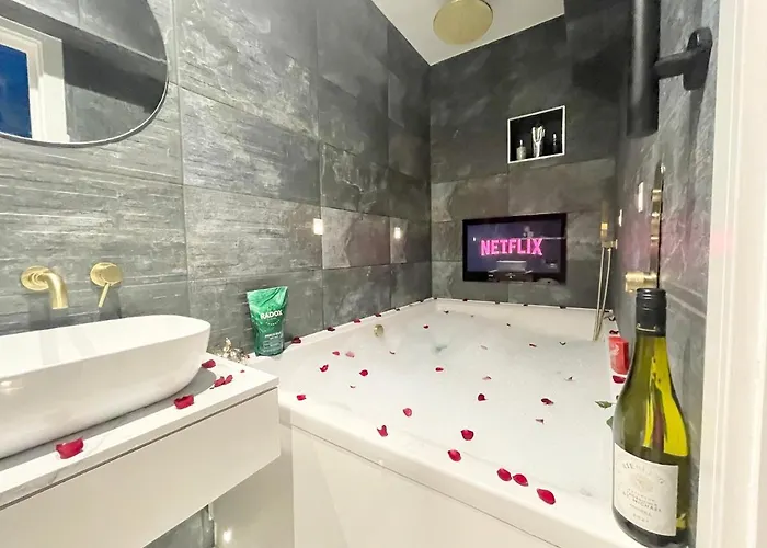 Coastline Retreats - Cloud9: Luxury Garden Flat with Modern Amenities