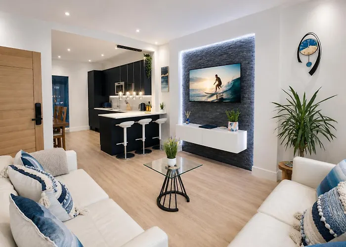 Coastline Retreats - Cloud9: Luxury Garden Flat with Modern Amenities